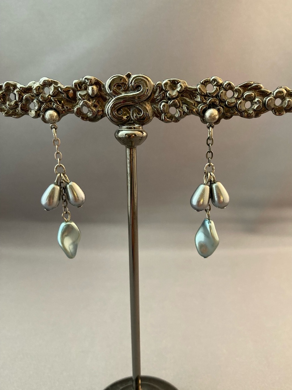 Gray beads dangle earrings